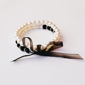 Elegant Ivory Pearl and Black Beaded Stretchy Bracelets Set